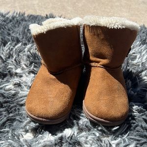 Girls boots. Size 6. Good condition.